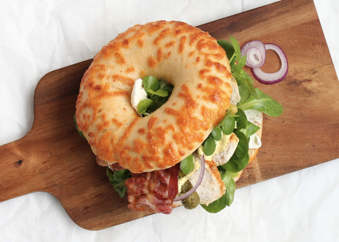 Chili cheddar bagel med kylling og bacon